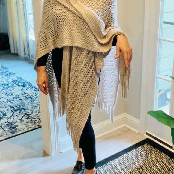 Shawl New with Tag - Picture 2 of 3